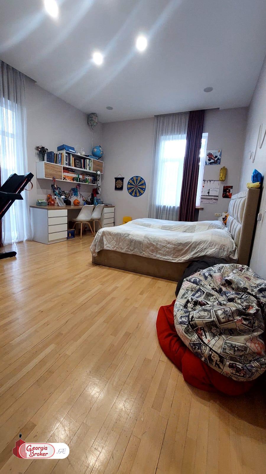 продается квартира с новым ремонтом 5-комнат